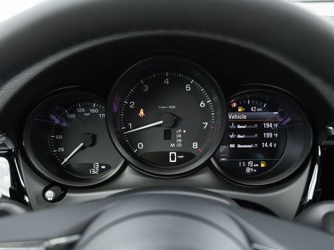 Certified 2025 Porsche Macan image 14