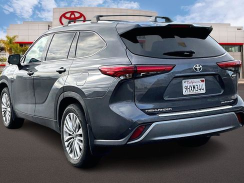 Used 2023 Toyota Highlander Platinum image 2