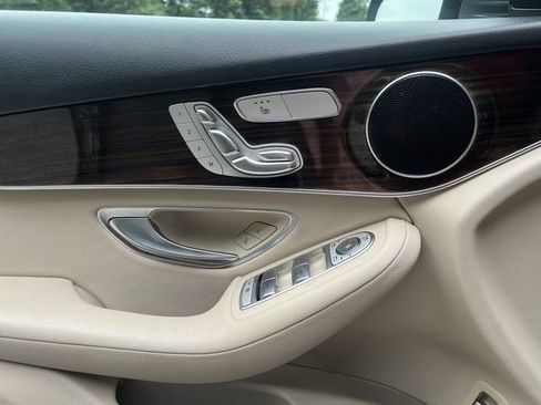 Used 2019 Mercedes-Benz GLC 300 4MATIC image 17