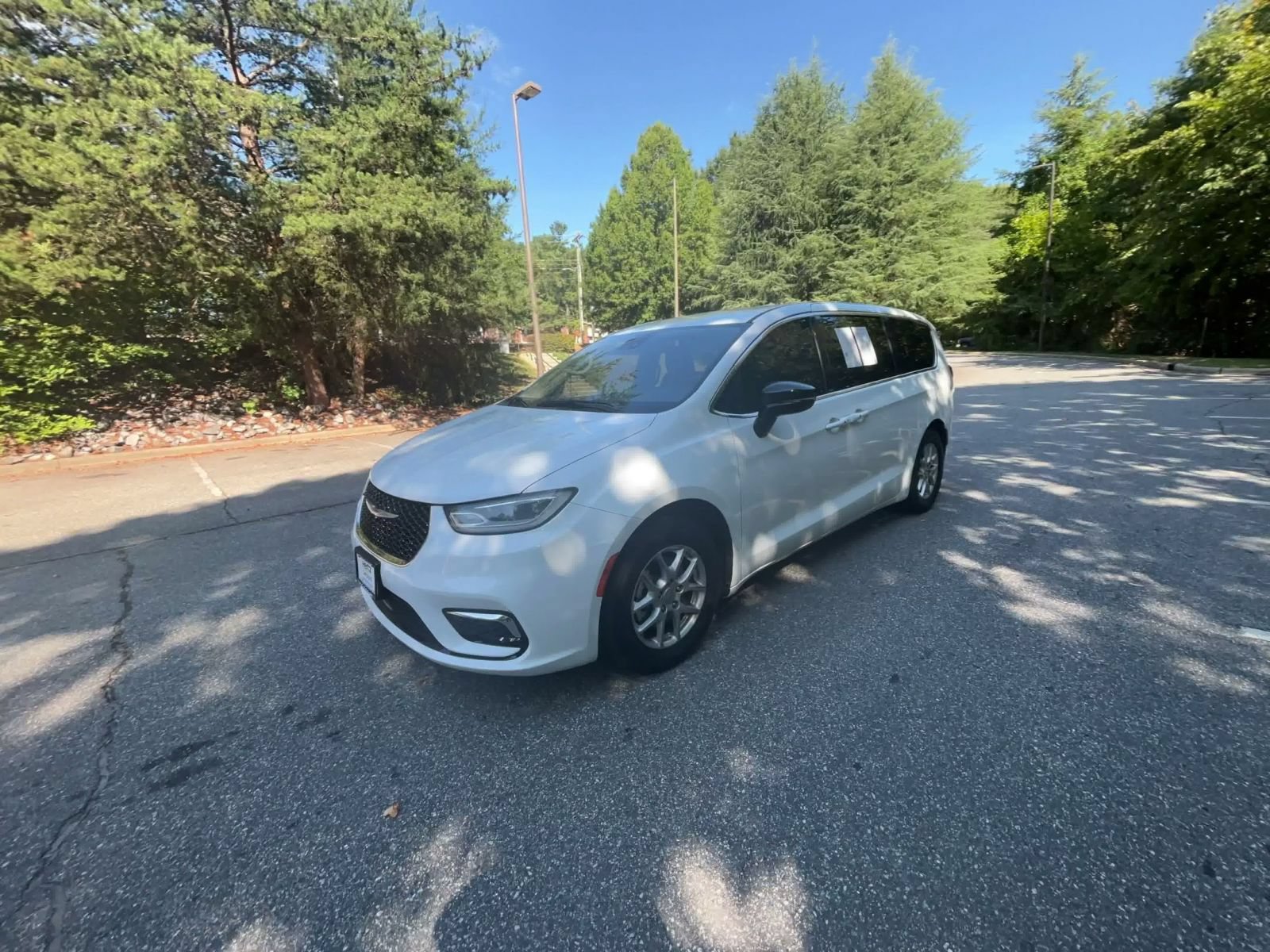 Used 2024 Chrysler Pacifica Touring-L FWD image 4