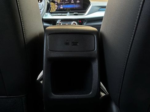 Used 2025 Chevrolet Trax LT FWD image 12