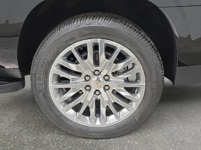 Used 2025 Chevrolet Suburban Premier AWD/4WD image 30