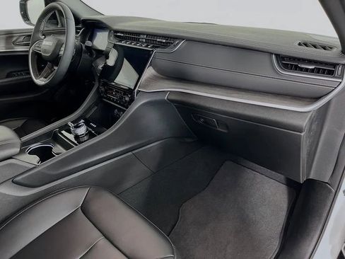 Used 2024 Jeep Grand Cherokee Limited w/ Black Appearance Package image 29