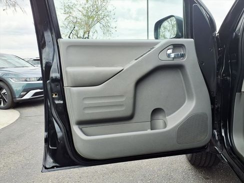 Used 2015 Nissan Frontier SV image 21