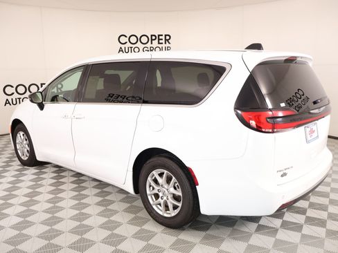 Used 2024 Chrysler Pacifica Touring-L FWD image 22