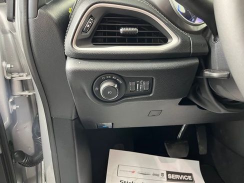 Used 2026 Chrysler Pacifica Select image 18