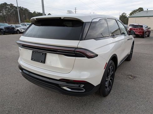 Used 2025 Lincoln Nautilus Premier image 4