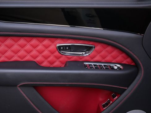 Used 2022 Bentley Bentayga V8 image 16