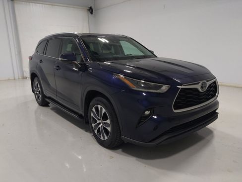 Used 2021 Toyota Highlander XLE AWD/4WD image 13