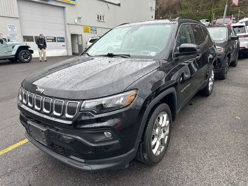 Used 2022 Jeep Compass Latitude image 3