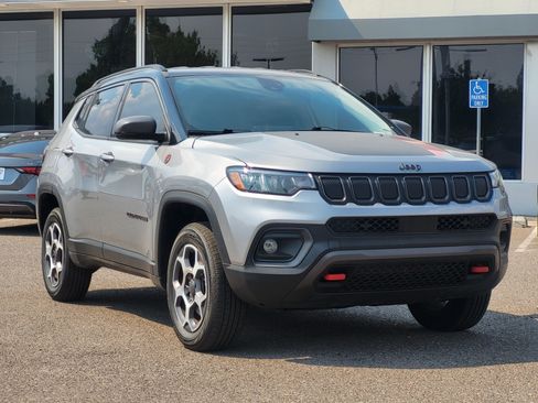 Used 2022 Jeep Compass Trailhawk w/ Trailhawk Convenience Group AWD/4WD image 3