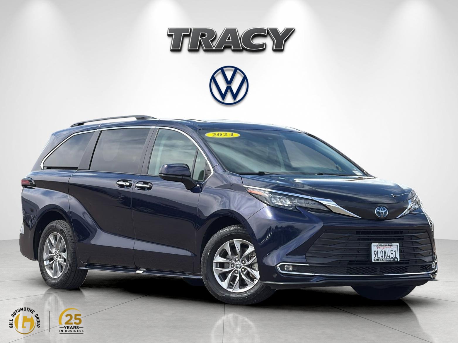 Used 2024 Toyota Sienna XLE FWD image 1