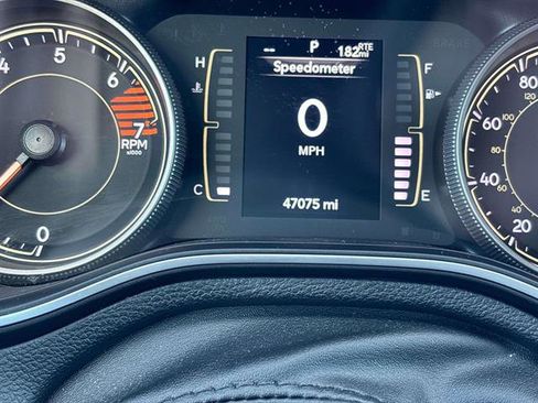 Used 2020 Jeep Cherokee Latitude w/ Cold Weather Group image 18