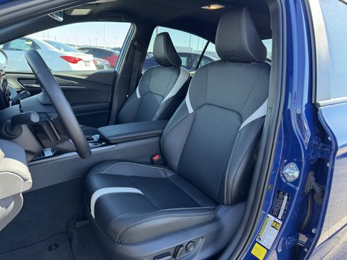 Used 2025 Toyota Camry SE w/ Convenience Package image 25