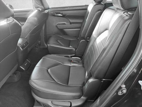 Used 2024 Toyota Highlander XLE image 18