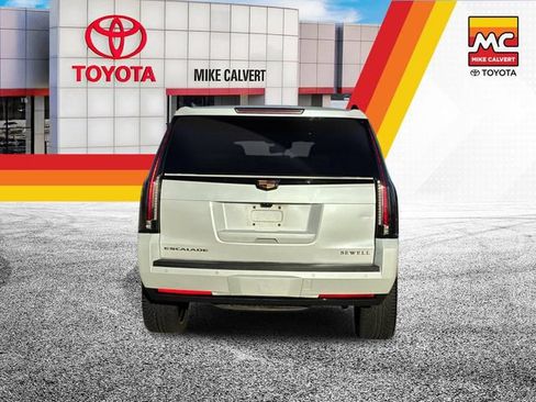 Used 2019 Cadillac Escalade Luxury RWD image 4
