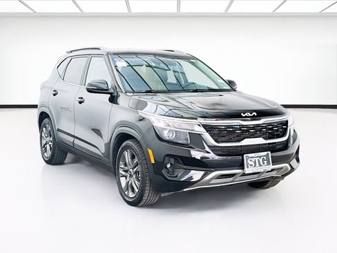 Used 2023 Kia Seltos S w/ Navigation Package FWD image 3