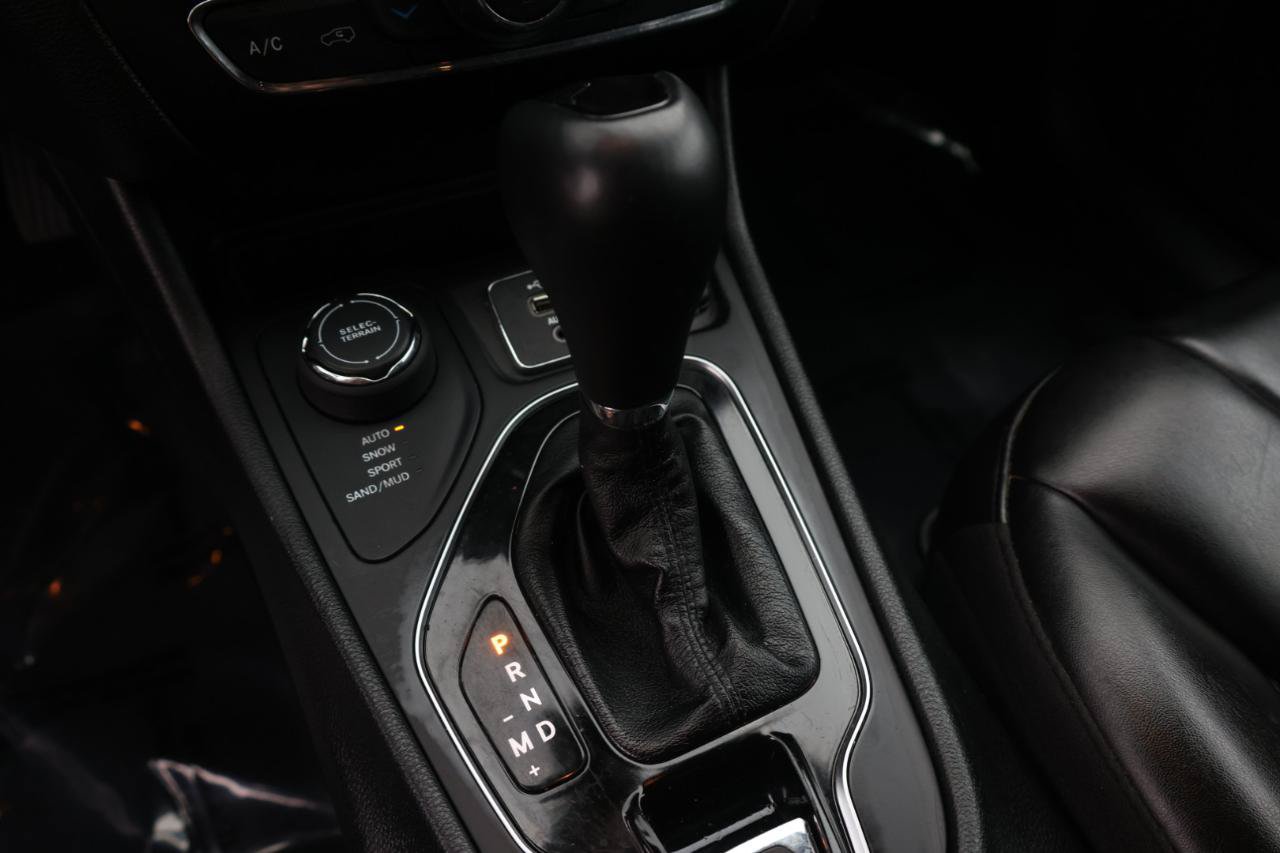 Used 2019 Jeep Cherokee Latitude Plus AWD/4WD image 13