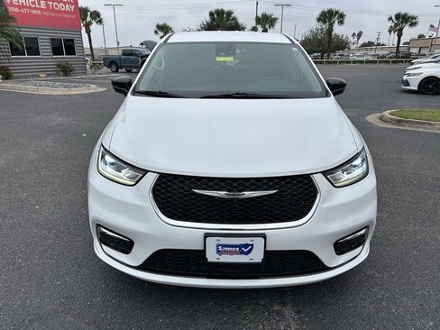 Used 2024 Chrysler Pacifica Touring-L w/ Uconnect Theater Family Group image 9