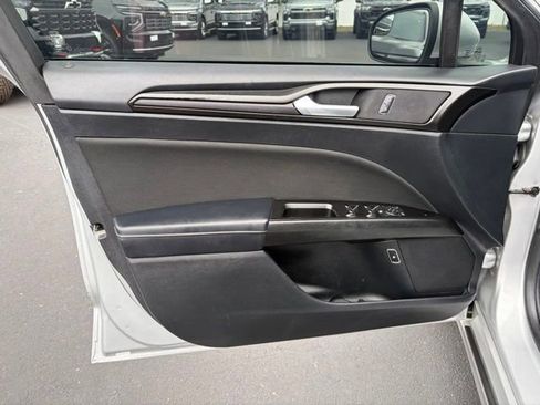 Used 2018 Ford Fusion SE w/ Equipment Group 601A FWD image 12