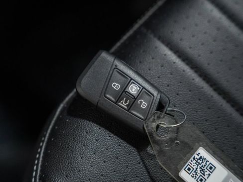 Used 2024 Volkswagen Tiguan SE R-Line image 44