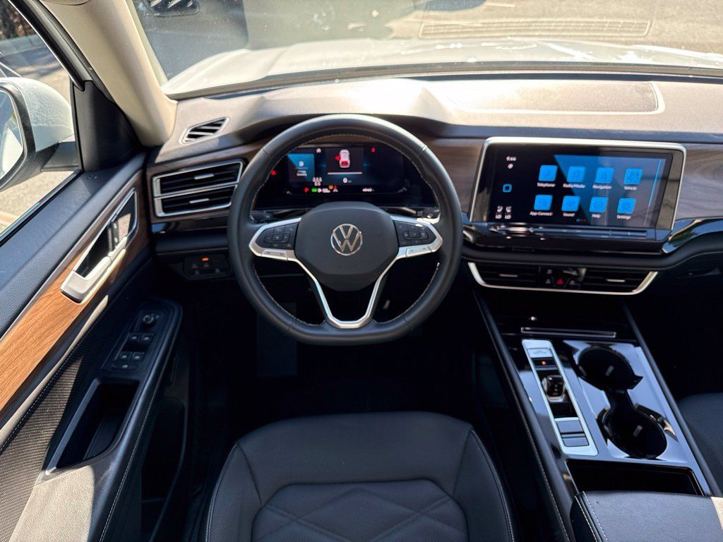 Used 2025 Volkswagen Atlas SE FWD image 32