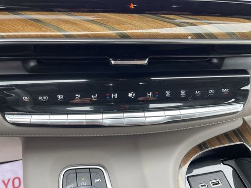 Used 2022 Cadillac Escalade ESV Premium Luxury Platinum image 19