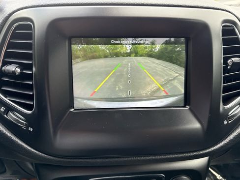Used 2020 Jeep Compass Latitude w/ Cold Weather Group FWD image 21