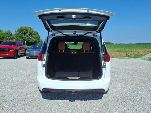 Used 2025 Chrysler Pacifica Pinnacle w/ Trailer Tow Group AWD/4WD image 19