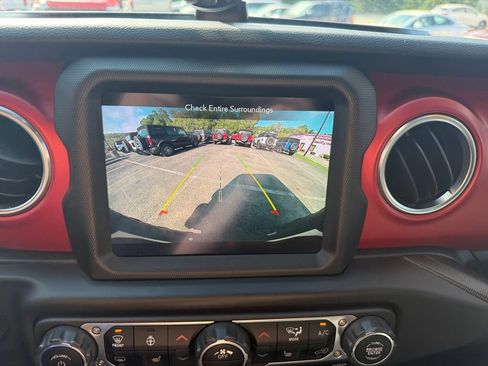 Used 2023 Jeep Wrangler Unlimited Rubicon w/ Cold Weather Group AWD/4WD image 18