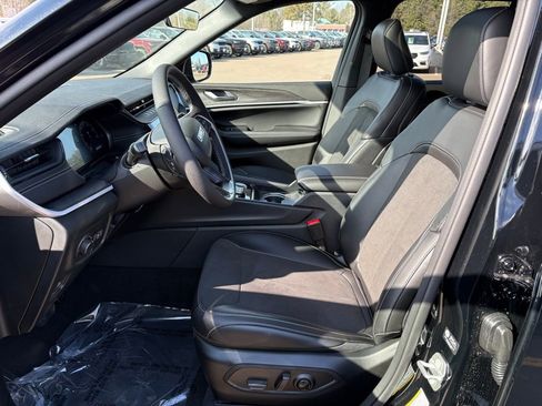 New 2026 Jeep Grand Cherokee Altitude AWD/4WD image 9