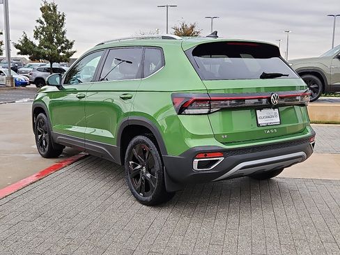 New 2026 Volkswagen Taos SE image 2