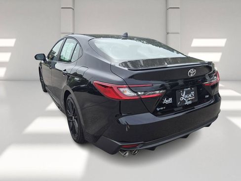 Used 2025 Toyota Camry SE image 5