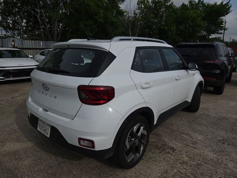 Used 2025 Hyundai Venue SEL FWD image 8