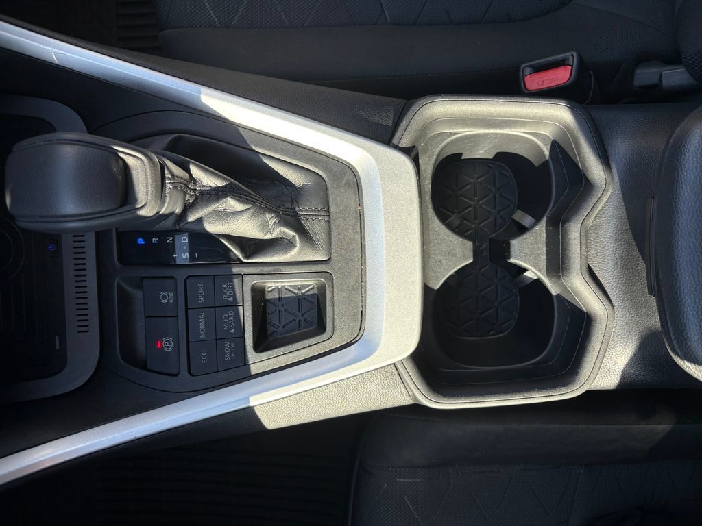 Used 2021 Toyota RAV4 XLE AWD/4WD image 26