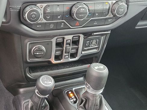 Used 2026 Jeep Wrangler Unlimited Sahara AWD/4WD image 17