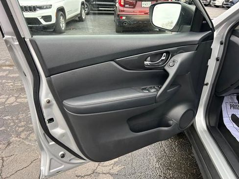 Used 2020 Nissan Rogue SV image 9