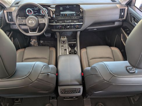 Used 2025 Nissan Pathfinder Platinum w/ Black Appearance Package FWD image 24