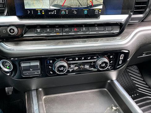 Used 2024 Chevrolet Silverado 2500 LTZ w/ LTZ Convenience Package AWD/4WD image 16