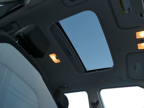 Used 2025 Hyundai Venue SEL image 27