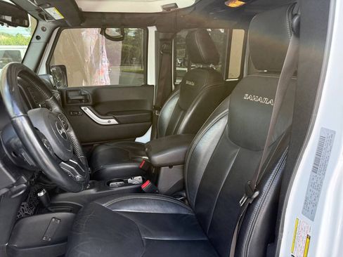 Used 2017 Jeep Wrangler Unlimited Sahara w/ Dual Top Group AWD/4WD image 6