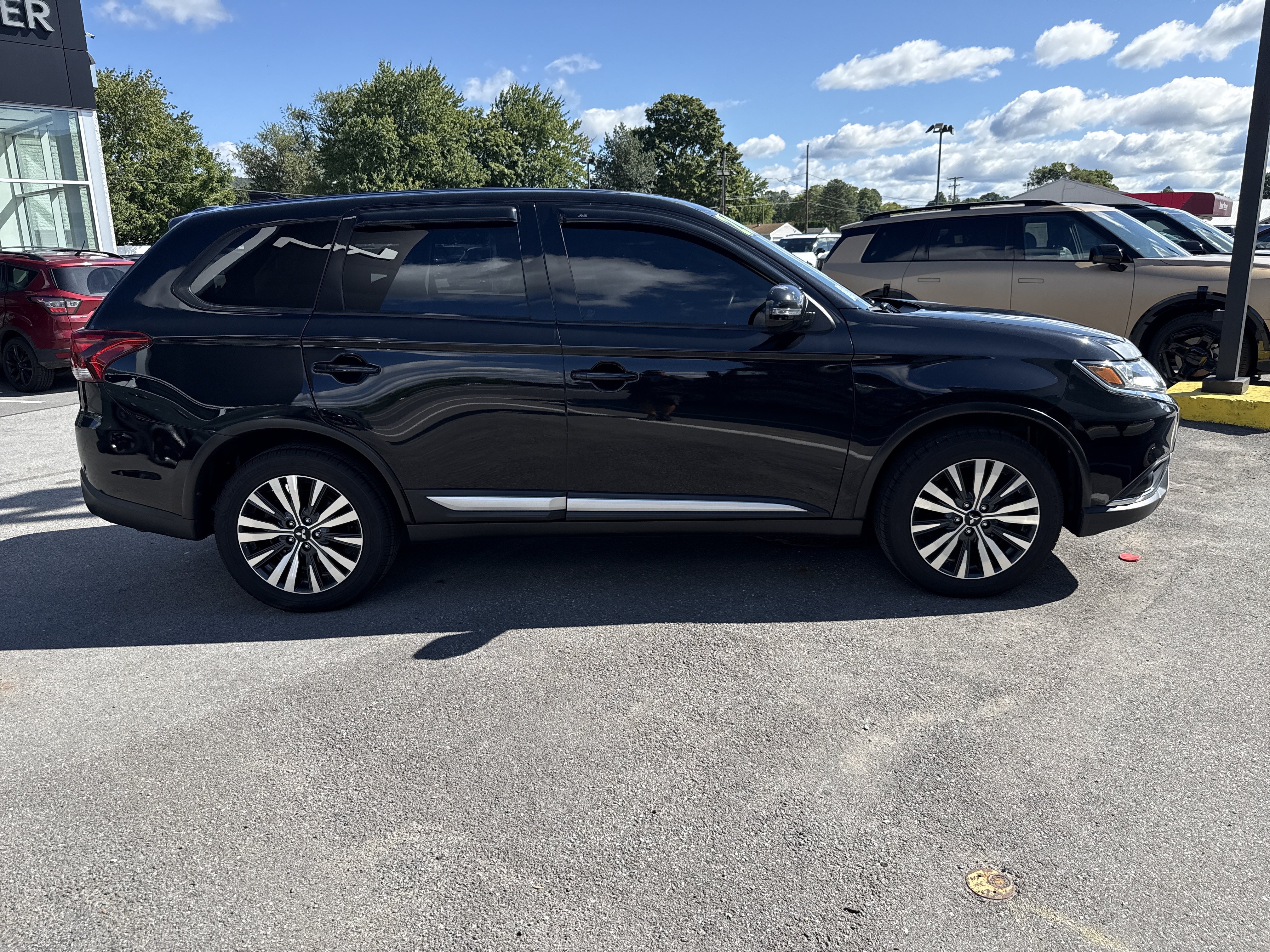 Used 2020 Mitsubishi Outlander SE AWD/4WD image 2