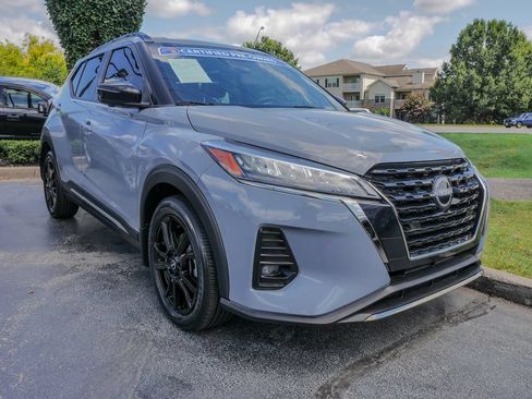 Used 2022 Nissan Kicks SR w/ Premium Package FWD image 2