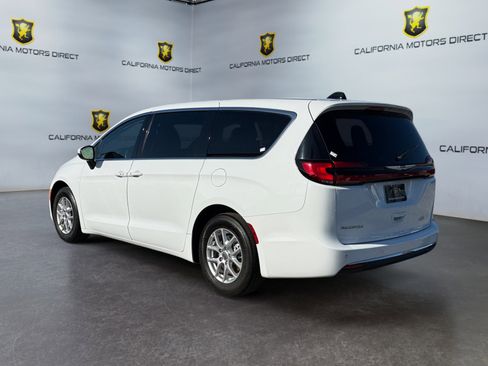 Used 2023 Chrysler Pacifica Touring-L image 3