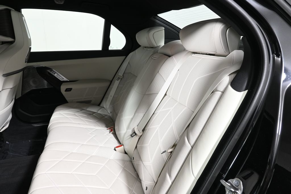 Certified 2023 BMW 760i xDrive w/ Executive Package AWD/4WD image 4
