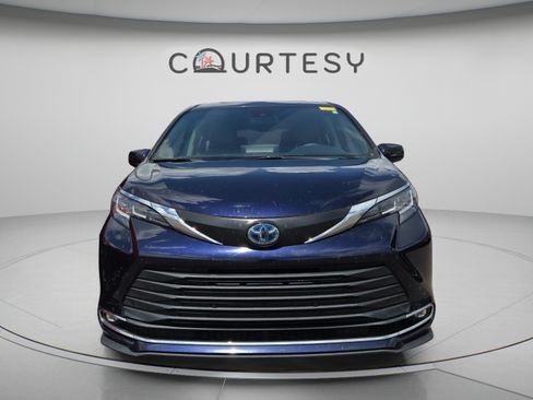 Certified 2022 Toyota Sienna XLE FWD image 4
