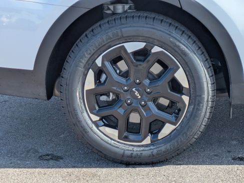 Certified 2025 Kia Sorento S image 9