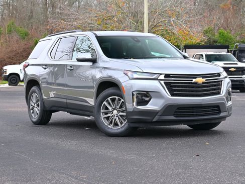 Used 2023 Chevrolet Traverse LT image 2