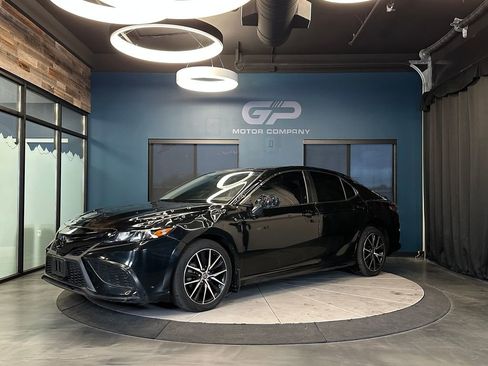 Used 2021 Toyota Camry SE FWD image 7