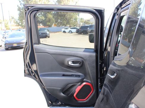 Used 2018 Jeep Renegade Trailhawk AWD/4WD image 11